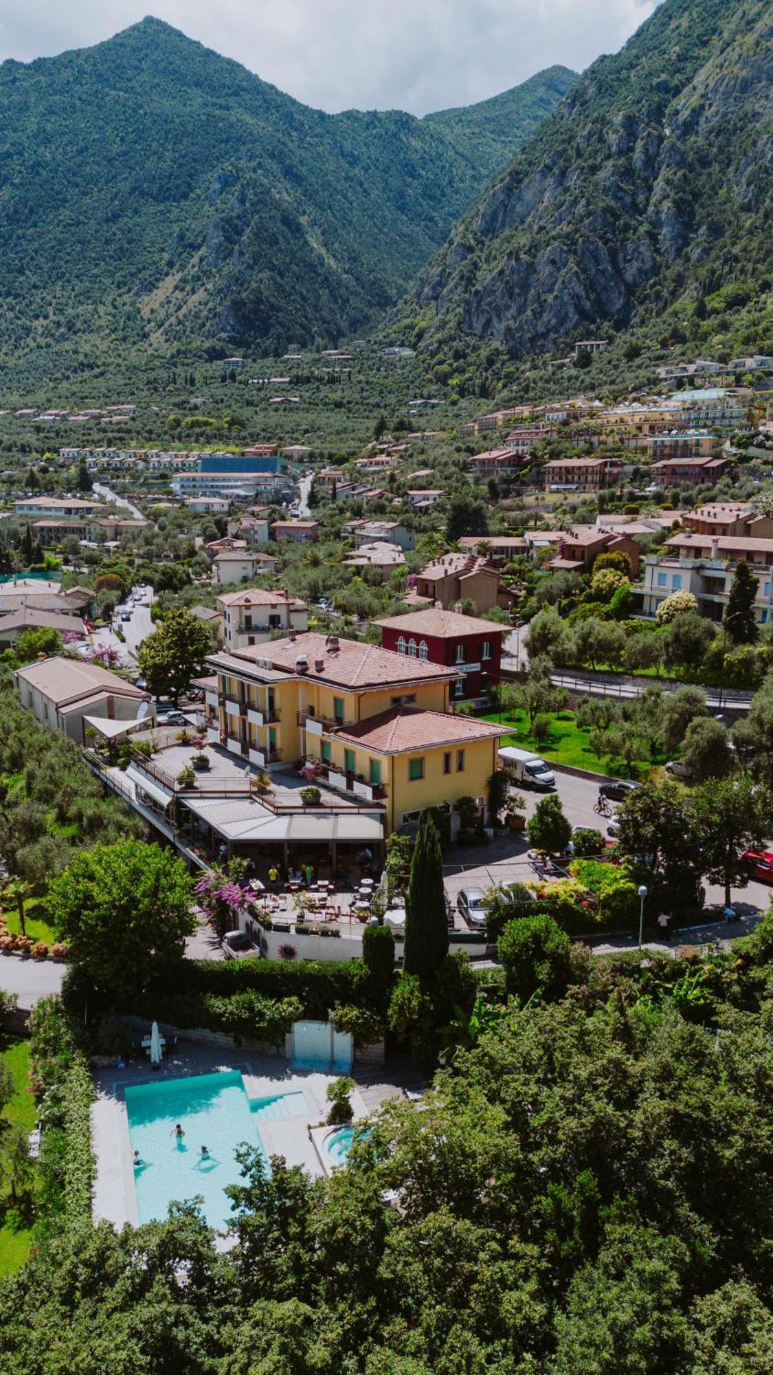 Hotel Limone リモーネ・スル・ガルダ エクステリア 写真