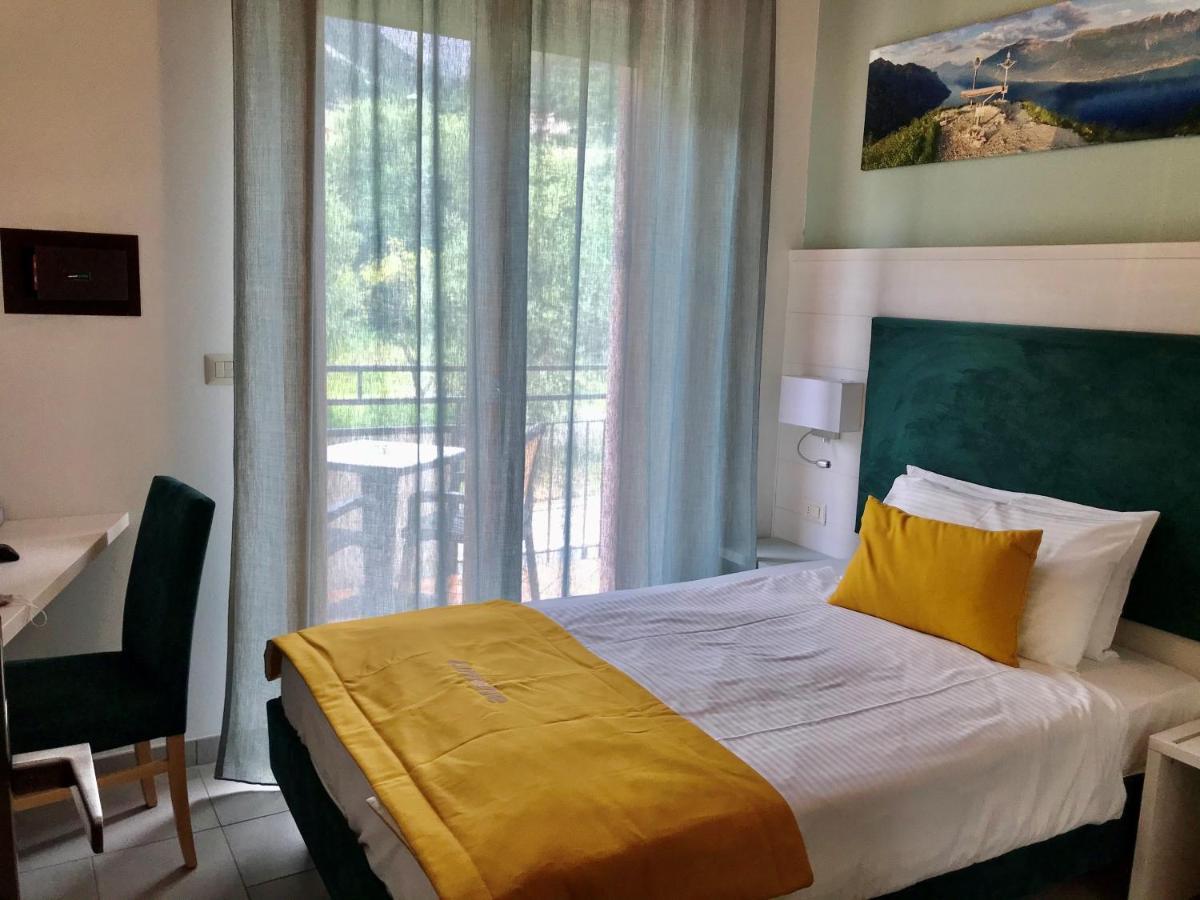 Hotel Limone リモーネ・スル・ガルダ エクステリア 写真